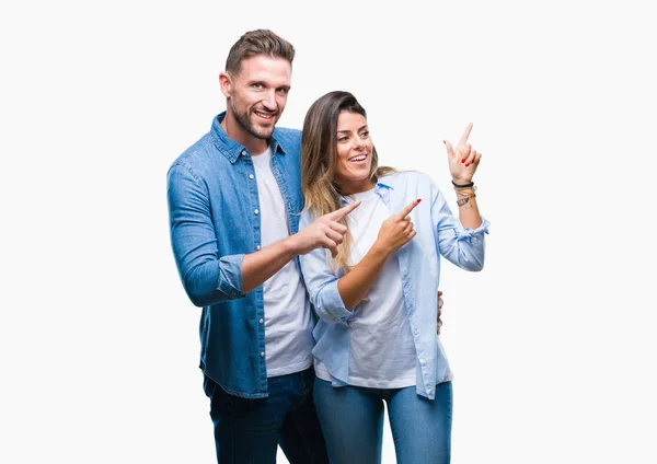 Jovem Casal Apaixonado Por Fundo Isolado Sorrindo Olhando Para Câmera — Fotografia de Stock