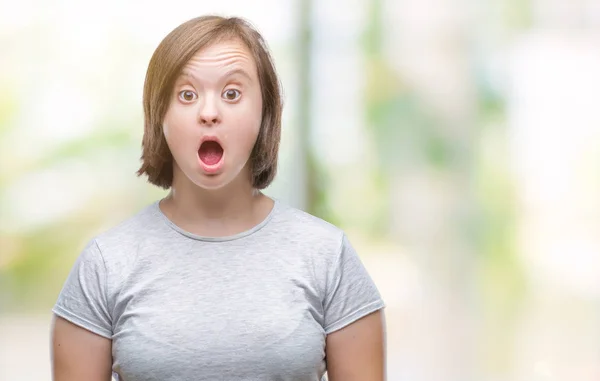 驚きの表情でショックを受けて孤立の背景にダウン症候群の若い成人女性恐怖し 興奮の顔 — ストック写真