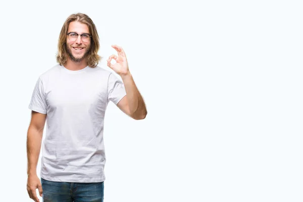 年轻英俊的男子与长发戴眼镜在孤立的背景微笑积极做 标志与手和手指 成功表达式 — 图库照片