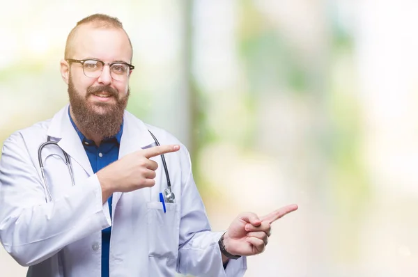 Jovem Homem Médico Caucasiano Vestindo Casaco Branco Médico Sobre Fundo — Fotografia de Stock