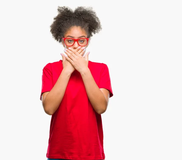 Junge Afroamerikanerin Mit Brille Über Isoliertem Hintergrund Schockiert Mund Mit — Stockfoto