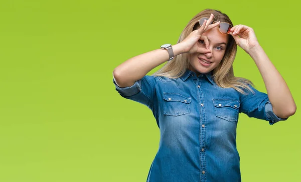 Mulher Branca Jovem Usando Óculos Sol Sobre Fundo Isolado Fazendo — Fotografia de Stock