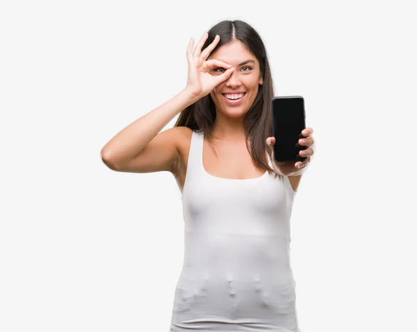 Jovem Bela Hispânica Mostrando Smartphone Com Rosto Feliz Sorrindo Fazendo — Fotografia de Stock