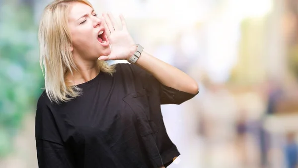 Giovane Bella Donna Bionda Sfondo Isolato Urlando Urlando Forte Lato — Foto Stock