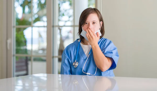 Syndrom Frau Krankenschwesteruniform Bedeckt Mund Mit Hand Schockiert Vor Scham — Stockfoto