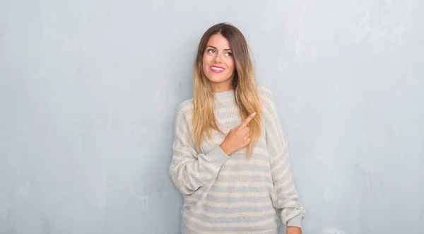 Młoda Kobieta Dorosłych Streszczenie Szary Mur Swetrze Zima Wielkim Uśmiechem — Zdjęcie stockowe