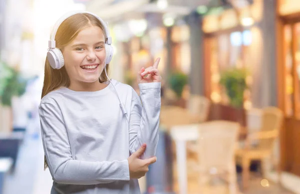 Junges Schönes Mädchen Mit Kopfhörer Das Musik Über Isoliertem Hintergrund — Stockfoto