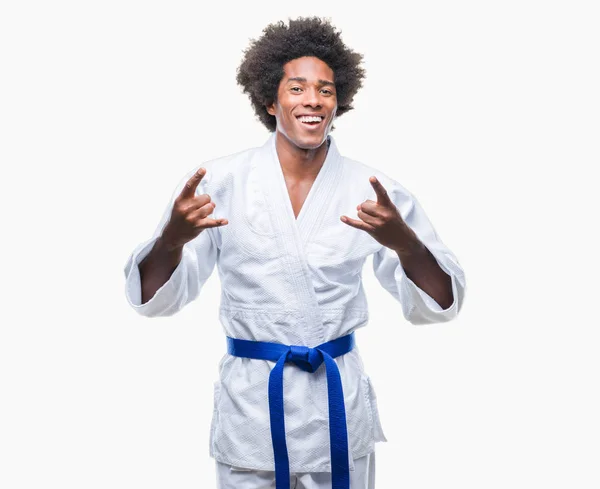 Afro Amerikai Ember Visel Karate Kimonó Mint Őrült Kifejezés Csinál — Stock Fotó