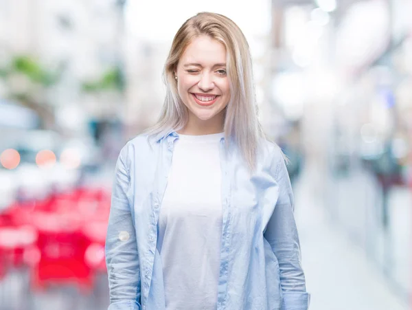 Mujer Rubia Joven Sobre Fondo Aislado Guiño Mirando Cámara Con — Foto de Stock