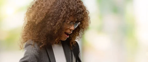 Africká Americká Obchodní Žena Nosí Brýle Rukou Žaludek Protože Nevolnost — Stock fotografie