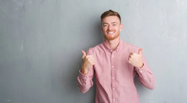 Joven Pelirrojo Sobre Pared Gris Grunge Con Camiseta Rosa Signo —  Fotos de Stock