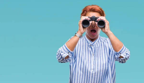 Mujer Caucásica Mayor Mirando Través Prismáticos Sobre Fondo Aislado Asustada — Foto de Stock