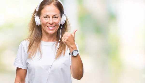 Mujer Hispana Mediana Edad Escuchando Música Usando Auriculares Sobre Fondo — Foto de Stock