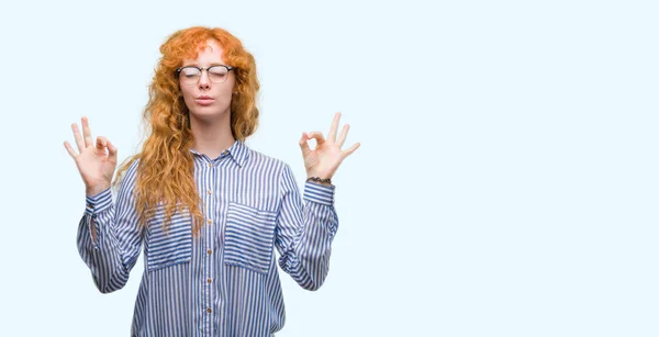 Junge Rothaarige Bussines Frau Entspannt Und Lächelt Mit Geschlossenen Augen — Stockfoto