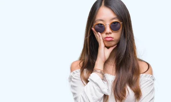 Junge Asiatische Frau Mit Sonnenbrille Über Isoliertem Hintergrund Die Müde — Stockfoto