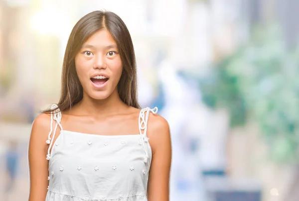 Junge Asiatische Frau Mit Isoliertem Hintergrund Verängstigt Und Schockiert Mit — Stockfoto