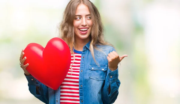 Linda Jovem Loira Segurando Coração Valentine Sobre Fundo Isolado Apontando — Fotografia de Stock