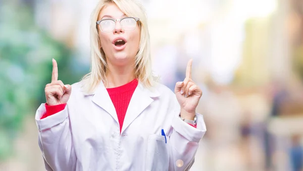 Jonge Mooie Blonde Professionele Vrouw Die Het Dragen Van Witte — Stockfoto