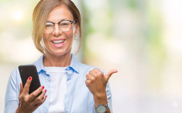 Seniorin Mittleren Alters Sendet Sms Smartphone Über Isolierten Hintergrund Und — Stockfoto