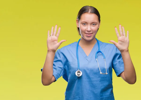 Vrouw Van Jonge Kaukasische Dokter Medische Uniform Dragen Geïsoleerde Achtergrond — Stockfoto