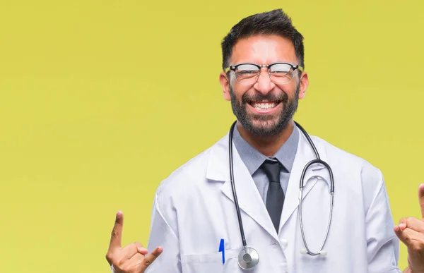 Adulto Ispanico Medico Uomo Sfondo Isolato Gridando Con Espressione Pazza — Foto Stock