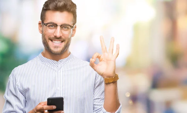 Homem Bonito Jovem Mensagens Usando Smartphone Sobre Fundo Isolado Fazendo — Fotografia de Stock