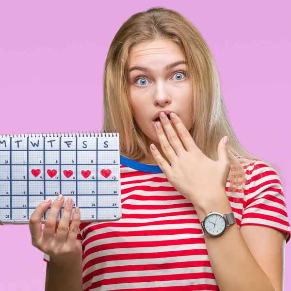 Jonge Kaukasische Vrouw Menstruatie Kalender Houden Geïsoleerde Achtergrond Dekking Mond — Stockfoto