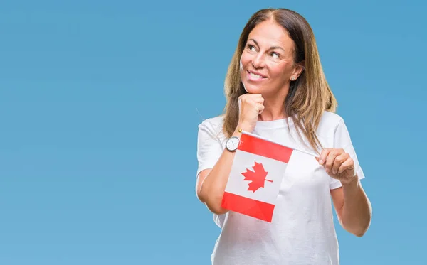 Mulher Hispânica Meia Idade Segurando Bandeira Canadá Sobre Fundo Isolado — Fotografia de Stock