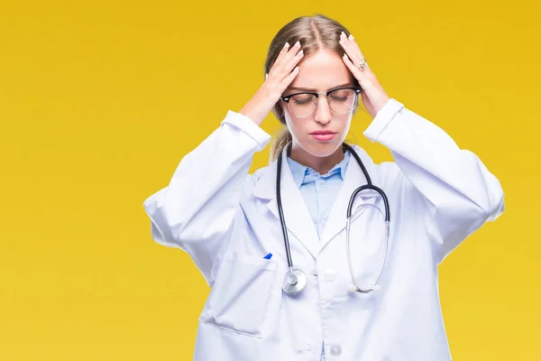 Vacker Ung Blond Läkare Kvinna Bär Medicinsk Uniform Över Isolerade — Stockfoto