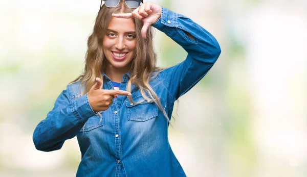 Vacker Ung Blond Kvinna Bär Solglasögon Över Isolerade Bakgrund Leende — Stockfoto