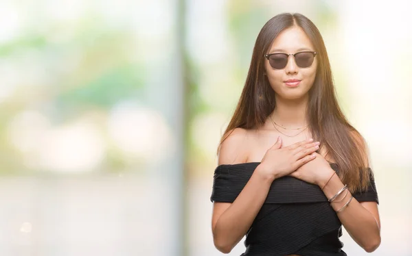 Junge Asiatische Frau Mit Sonnenbrille Über Isoliertem Hintergrund Die Hände — Stockfoto