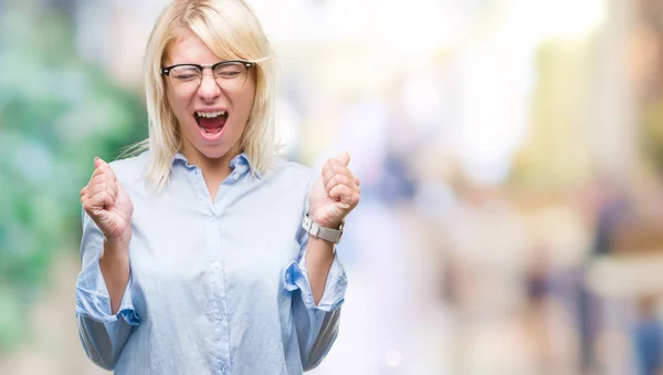 Giovane Bella Donna Affari Bionda Indossa Occhiali Sfondo Isolato Eccitato — Foto Stock