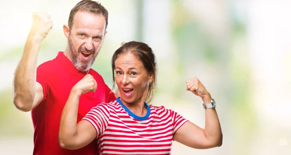 Middelbare Leeftijd Hispanic Paar Verliefd Geïsoleerde Achtergrond Armen Spieren Glimlachend — Stockfoto