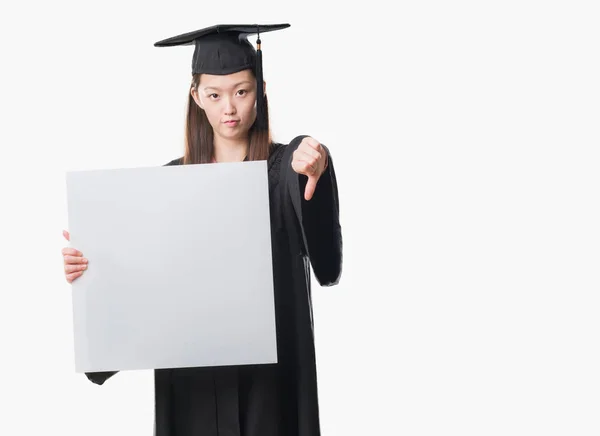 Young Chinese Woman Wearing Graduate Uniform Holding Banner Angry Face — Stock Photo, Image