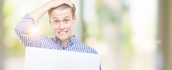 Ung Snygg Blond Man Håller Banderoll Som Betonade Med Handen — Stockfoto