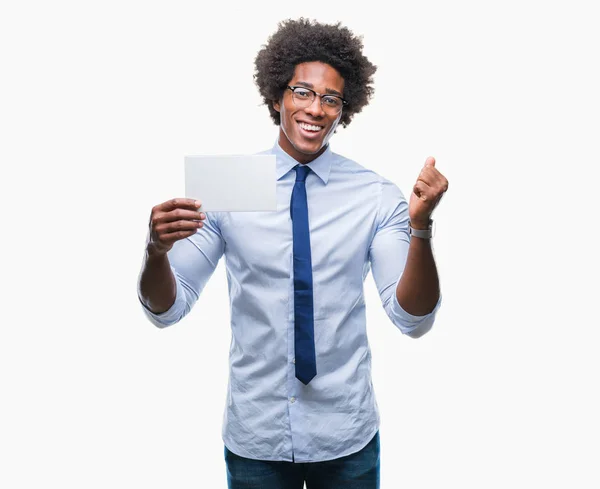 Afro Americano Segurando Cartão Branco Sobre Fundo Isolado Gritando Orgulhoso — Fotografia de Stock