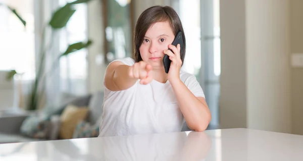 Síndrome Mujer Casa Usando Smartphone Apuntando Con Dedo Cámara Signo —  Fotos de Stock