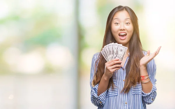 Jovem Mulher Asiática Segurando Dólares Sobre Fundo Isolado Muito Feliz — Fotografia de Stock