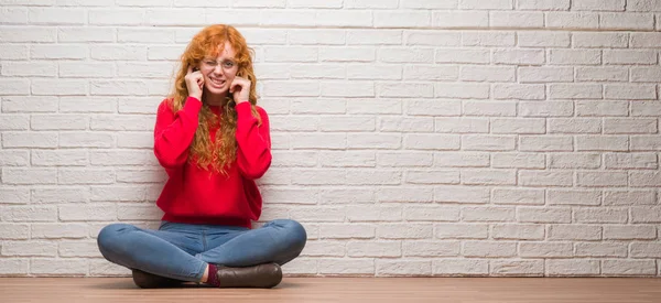 Junge Rothaarige Frau Die Über Backsteinmauern Sitzt Und Die Ohren — Stockfoto