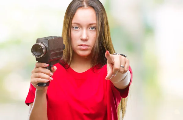 撮影若い美しい白人女性カメラにして 指で指している孤立した背景にヴィンテージ ビデオ カメラを使用して手を正面から肯定的な自信を持ってのジェスチャ記号 — ストック写真