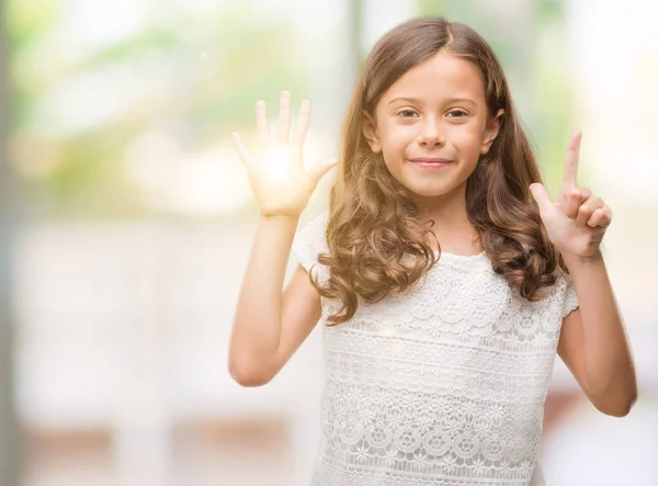 Брюнетка Латиноамериканського Дівчина Показ Вказуючи Пальцями Число Сім Посміхаючись Впевненими — стокове фото