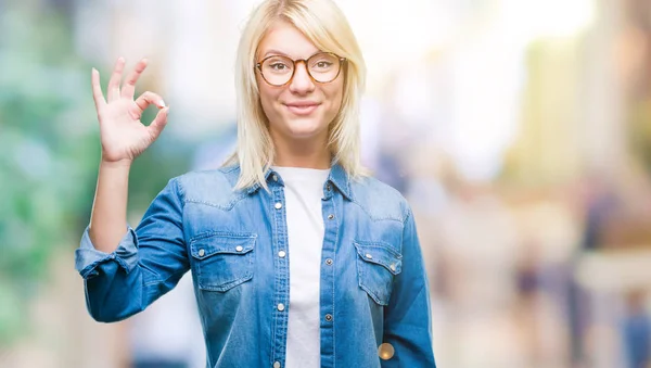 Jonge Mooie Blonde Vrouw Bril Geïsoleerde Achtergrond Glimlachend Positieve Doen — Stockfoto