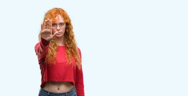 Młoda Ruda Kobieta Okularach Otwartej Dłoni Robi Znak Stop Poważnych — Zdjęcie stockowe