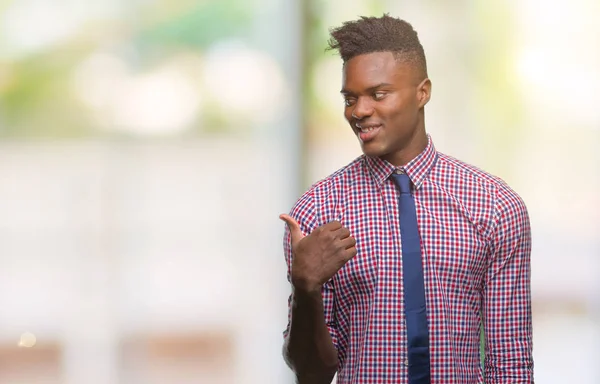 Unga Afroamerikanska Affärsman Över Isolerade Bakgrund Leende Med Glada Ansikte — Stockfoto