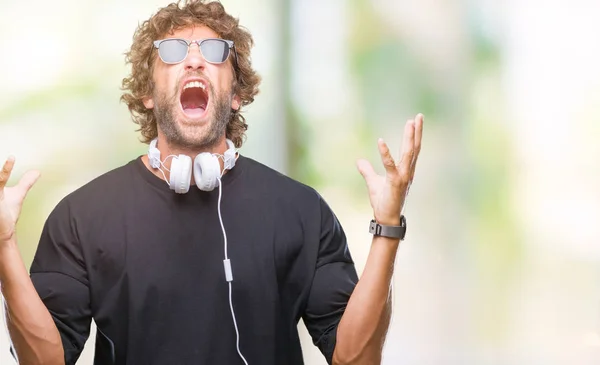 Bonito Homem Hispânico Ouvindo Música Usando Fones Ouvido Sobre Fundo — Fotografia de Stock