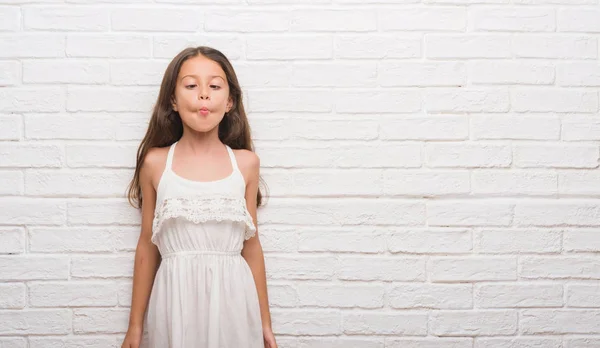 Niño Hispano Joven Sobre Pared Ladrillo Blanco Haciendo Cara Pez — Foto de Stock