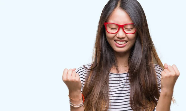 Jovem Mulher Asiática Vestindo Óculos Sobre Fundo Isolado Muito Feliz — Fotografia de Stock