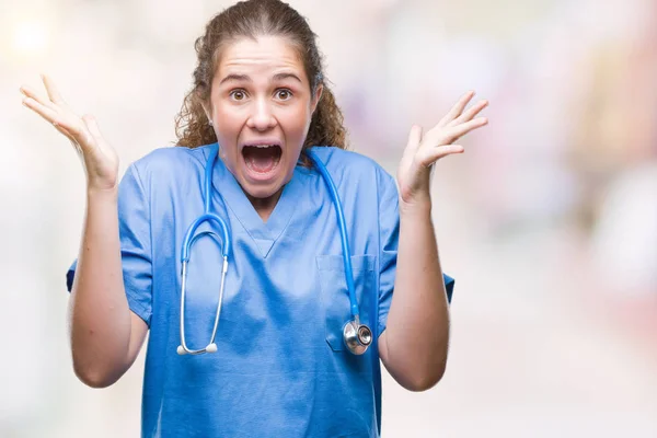 Jovem Morena Médica Menina Vestindo Enfermeira Cirurgião Uniforme Sobre Fundo — Fotografia de Stock