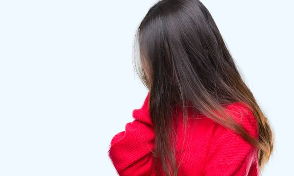 Młoda Kobieta Azjatyckich Swetrze Zima Białym Tle Smutny Wyrażenie Obejmujące — Zdjęcie stockowe