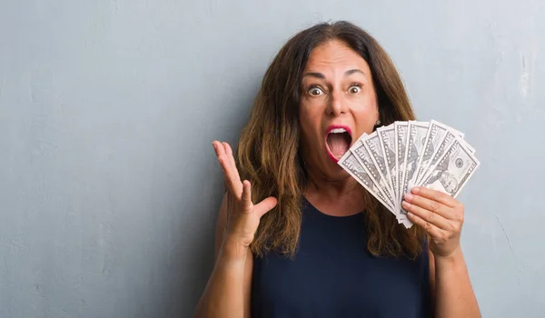 Hispanische Frau Mittleren Alters Die Über Einer Grauen Grunge Wand — Stockfoto